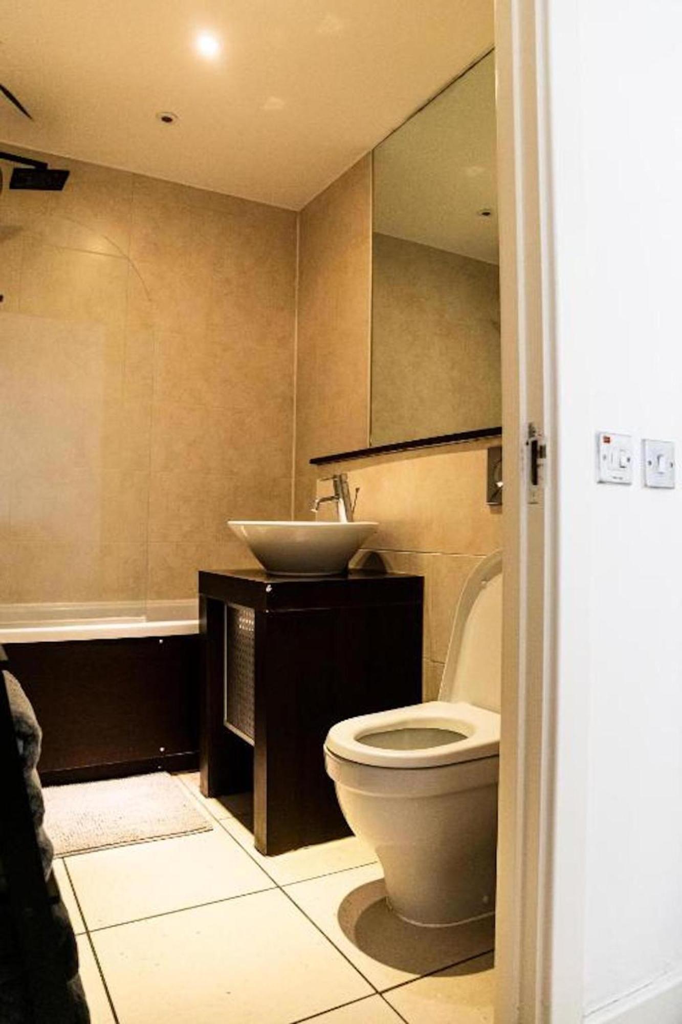 Whitechapel Two Bedroom Luxury Apartment - Free Private Parking - City Views Londyn Zewnętrze zdjęcie